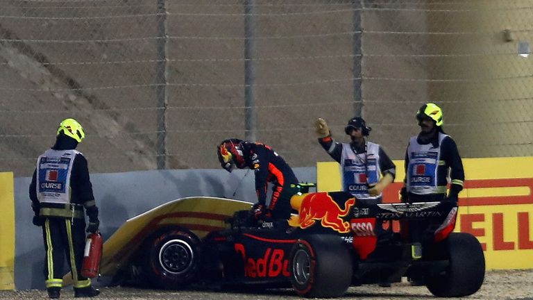 Max Verstappen fährt seinen Red Bull in die Band.