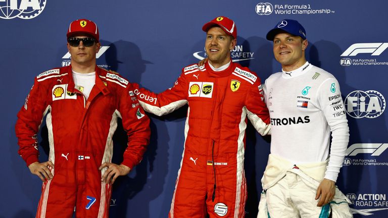 Ferrari-Pilot Sebastian Vettel (m.) gewinnt das Qualifying in Bahrain vor Kimi Räikkönen (l.) und Valtteri Bottas(r.).