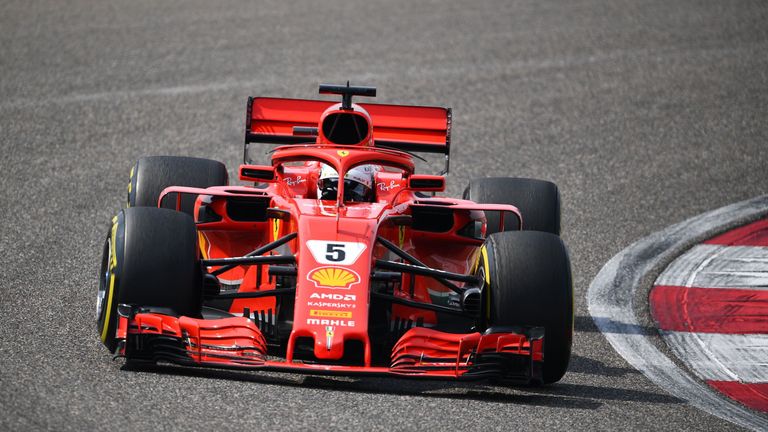Sebastian Vettel fällt hinter Bottas zurück.
