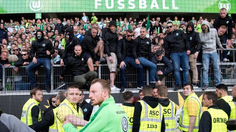 In Wolfsburg besteht Redebedarf: Maximilian Arnold stellt sich den Fans.