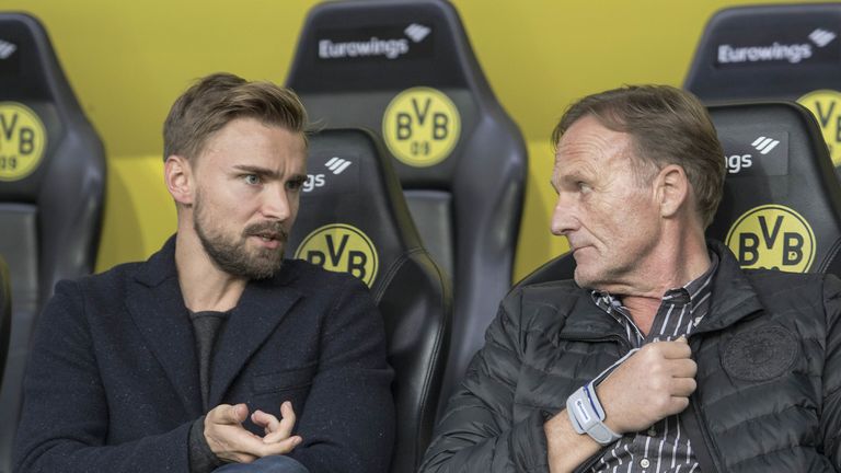 Hans-Joachim Watzke (r.) stärkt Marcel Schmelzer (l.) den Rücken.