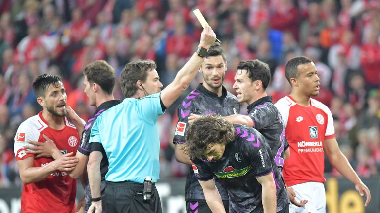 Im Keller-Duell stand Schiedsrichter Guido Winkmann aufgrund der ungewöhnlichsten Videobeweis-Entscheidung des Jahres im Mittelpunkt. 