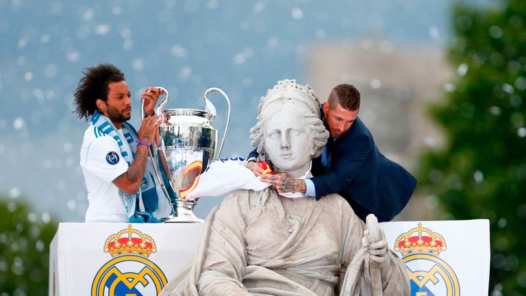 Kapitän Sergio Ramos bindet der Göttin Kybele die Real-Fahne um den Hals.