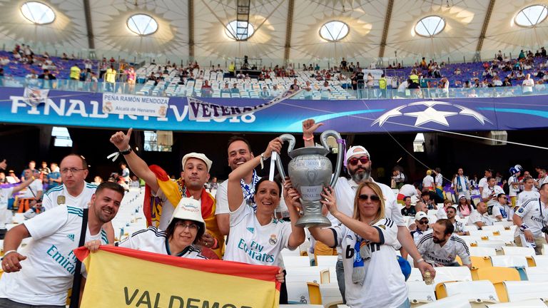 Da ist das Ding! Die Fans von Real Madrid zeigen sich siegessicher.