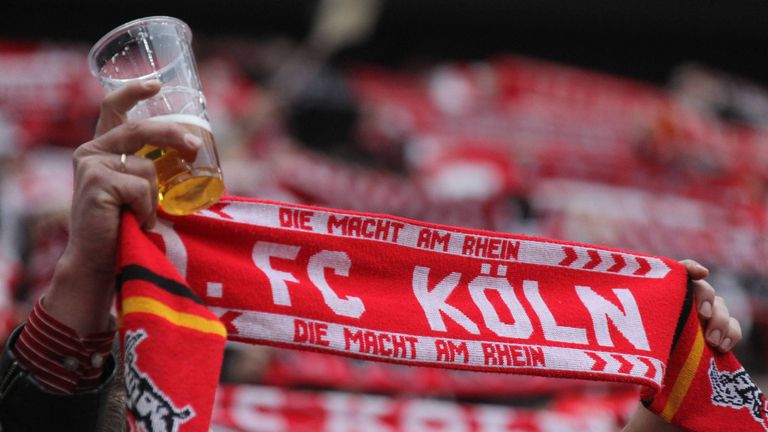 Der 1. FC Köln und seine Anhänger werden mit Freibier von den HSV-Fans geködert. 