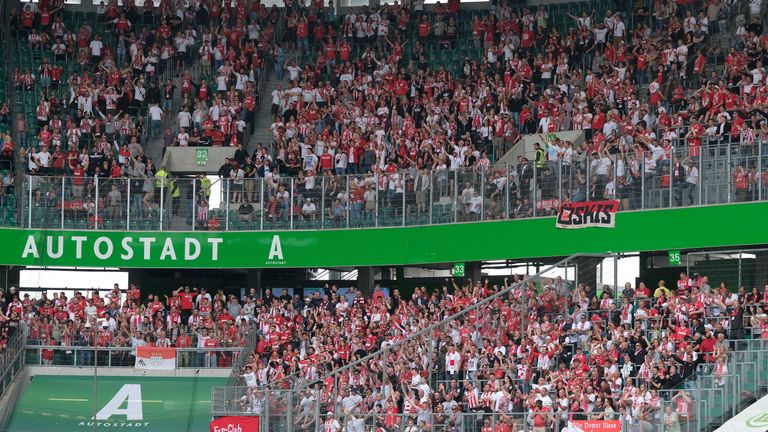 Zahlreiche Fans des 1. FC Köln begleiten ihr Team nach Wolfsburg. Einige wenige benehmen sich dabei aber daneben.