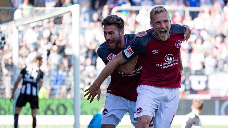 Club-Kapitän Hanno Behrens (r.) bejubelt seinen Treffer zum 1:0!