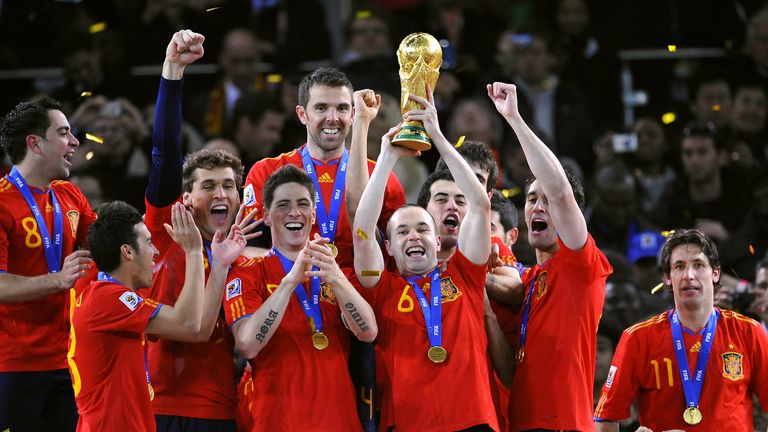 Aber nicht nur auf Vereinsebene räumt der begnadete Fußballer Titel ab. Auch bei der spanischen Nationalmannschaft hat er eine erfolgreiche Karriere, die 2010 mit dem Gewinn der Weltmeisterschaft in Südafrika gipfelt. 