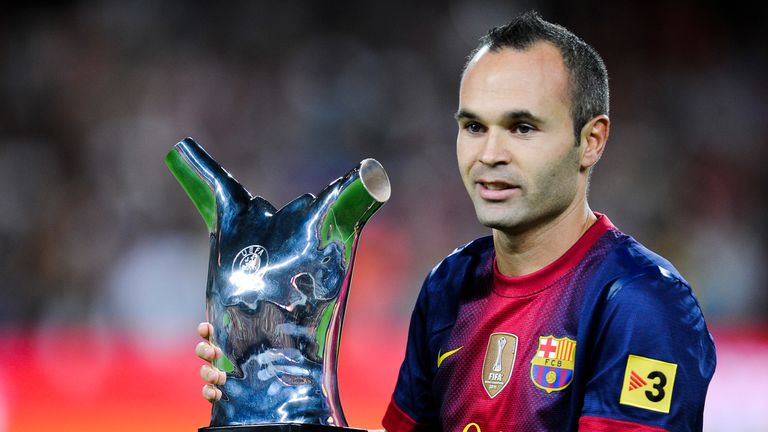 Seine starken Leistungen im Trikot des FC Barcelona und Spaniens bescheren Iniesta 2012 zudem noch die Auszeichnung zu Europas Fußballer des Jahres. Weitere Individual-Trophäen, die er abstaubt: Spieler des Jahres (2009) und der EM (2012).