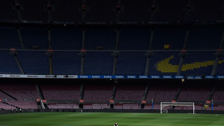 Eine Legende sagt 'Adios'! Andres Iniesta verlässt nach 22 Jahren seinen Jugendklub FC Barcelona - was für ein Bild nach seinem letzten Auftritt im Camp Nou.