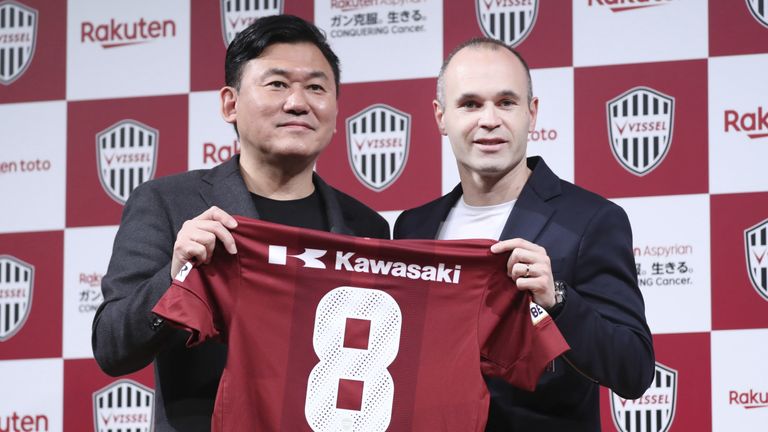 Iniesta erhält beim Podolski-Klub seine Lieblings-Rückennummer acht.