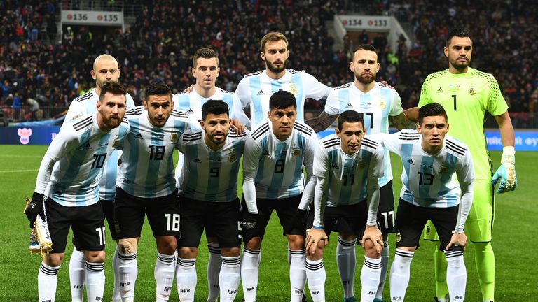 Argentinien macht’s wie Brasilien. Auch hier verdienen nur drei Nationalhelden ihr Geld in der Heimat. Di Maria (PSG), Agüero (Manchester City), Messi (FC Barcelona), Dybala und Higuain (beide Juventus Turin) spielen in Europas Top-Ligen. 