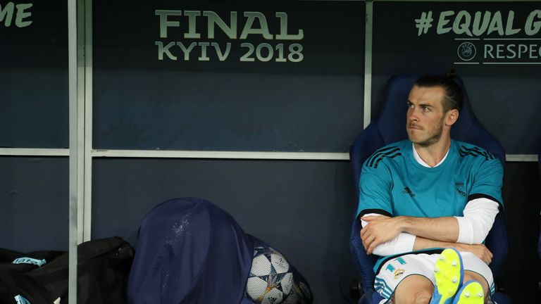 ... macht es sich Gareth Bale auf der Bank gemütlich.