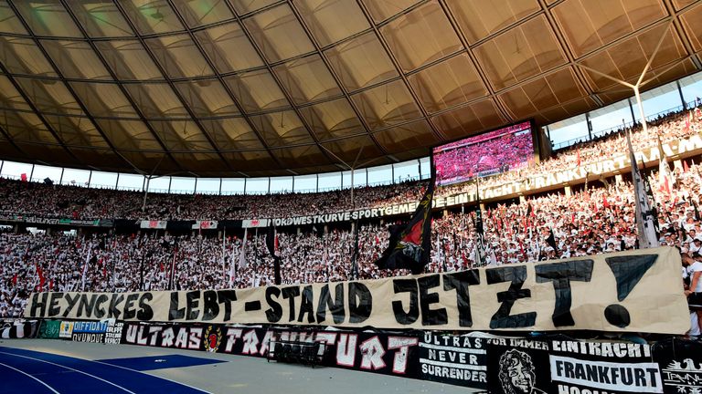 Die Fans von Eintracht Frankfurt fallen vor dem Pokalfinale gegen Bayern mit einem Banner unangenehm auf.