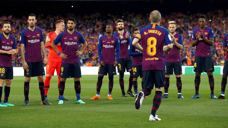 Iniesta wird von seinen Mannschaftskollegen verabschiedet.