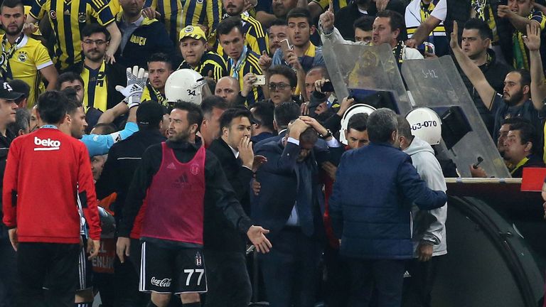 Besiktas-Trainer Senol Günes wurde während der Partie mit einer Sitzschale beworfen. 