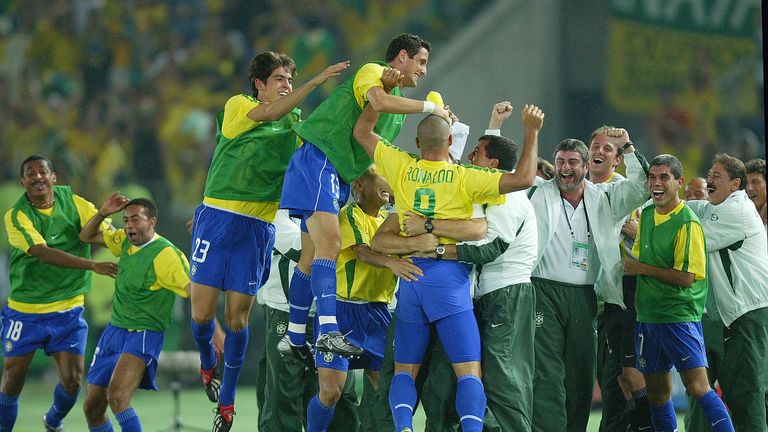 Beim letzten Titel im Jahr 2002 sah das noch anders aus. Hier spielten 13 von 23 Brasilianern in der Heimat. Inklusive Kaka und Keeper Dida.