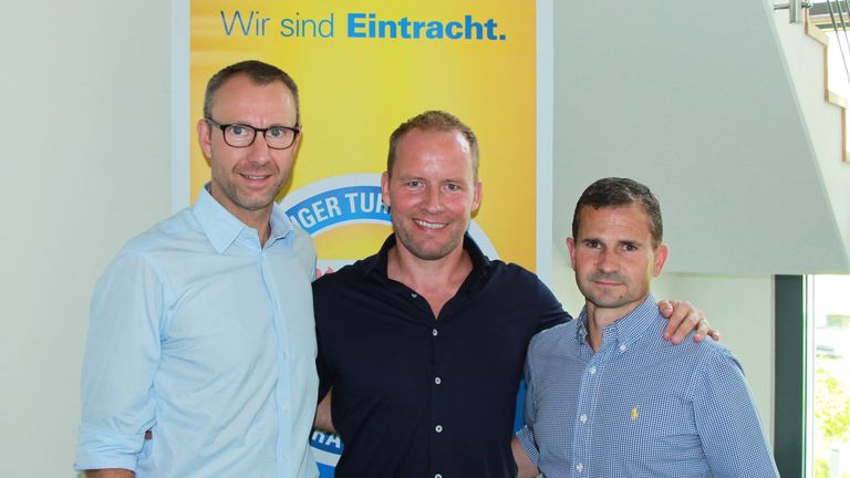 Henrik Pedersen (M.) wird neuer Cheftrainer von Eintracht Braunschweig. (Quelle Bild: twitter.com/EintrachtBSNews)