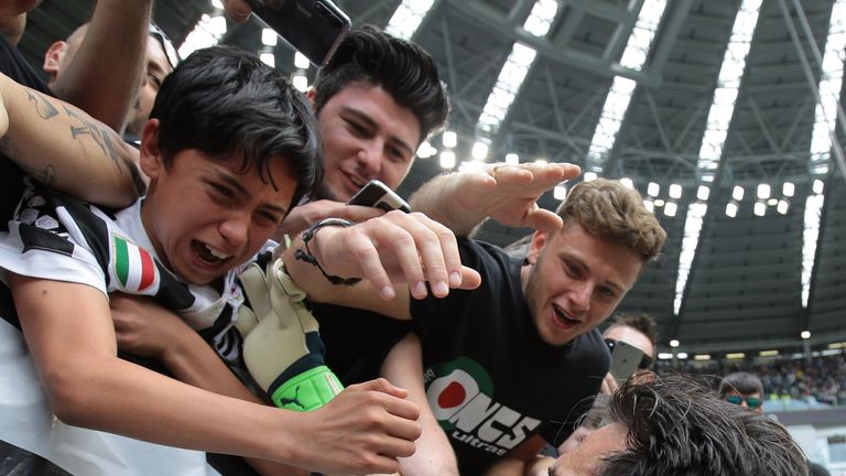 Die Fans und Buffon können ihre Tränen beim Abschied nicht mehr zurückhalten.