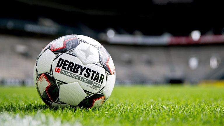 So sieht der neue Derbystar-Spielball der Bundesliga aus. (Quelle Bild: Twitter@_derbystar)