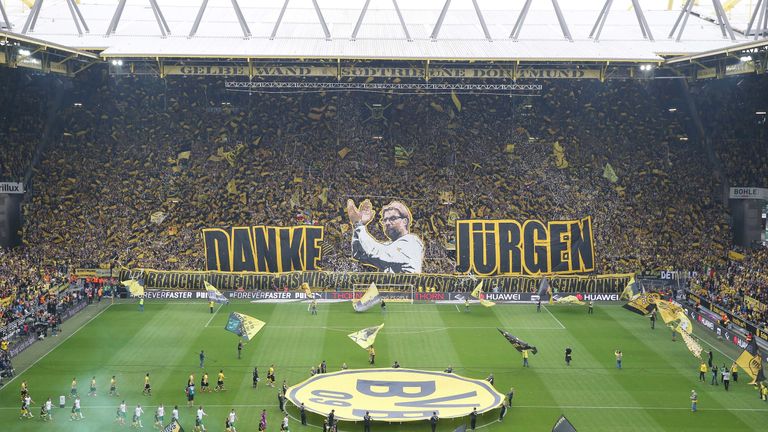 Eine Woche zuvor hatten die BVB-Fans König Klopp nach sieben Jahren schwarzgelben Vollgas-Fußball im Dortmunder Signal Iduna Park mit einer eindrucksvollen Choreo verabschiedet. 