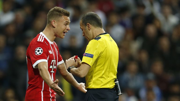 Ein nicht gegebener Elfer sorgt für Ärger Joshua Kimmich.