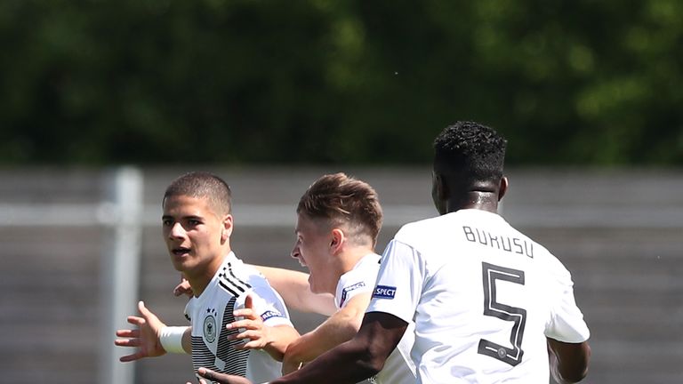 Can Bozdogan (l.) bejubelt seinen Treffer zum 1:0 gegen Serbien.