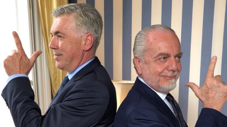 Neapel-Präsident Aurelio De Laurentiis (r.) stellt den neuen Coach Carlo Ancelotti vor. (Twitter: Aurelio De Laurentiis)