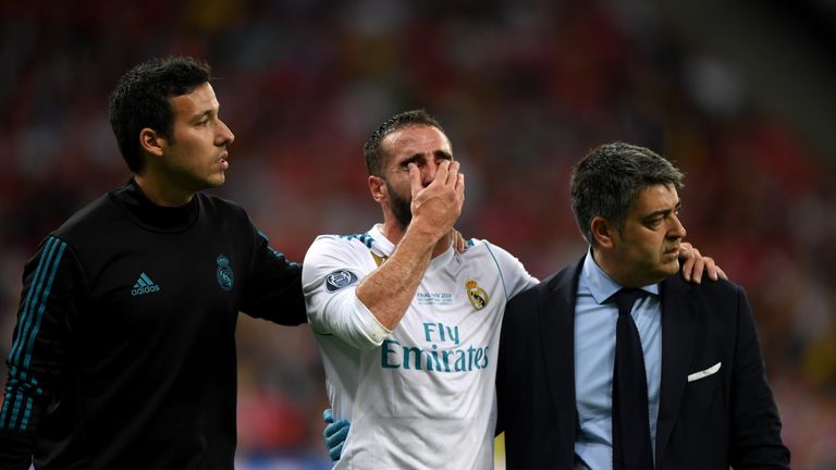 Auch für den Rechtsverteidiger geht es nicht mehr weiter. Der spanische Nationalspieler vergießt ebenfalls bittere Tränen. Er wird durch Nacho ersetzt.