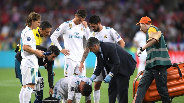 Nur wenige Minuten später liegt ein weiterer Spieler verletzt auf dem Rasen. Dieses Mal hat es Daniel Carvajal erwischt.