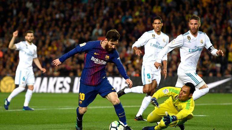 Barca-Superstar Lionel Messi umkurvt Reals Torwart Keylor Navas.