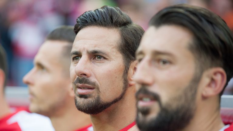 Claudio Pizarro (M.) und Dominic Maroh (r.) konnten den sechsten Abstieg des 1. FC Köln nicht verhindern.