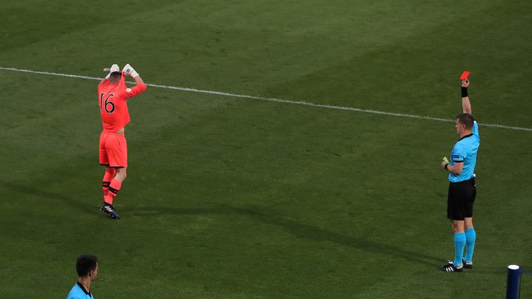 Irlands Keeper James Corcoran sieht die Gelb-Rote-Karte im Elfmeterschießen.