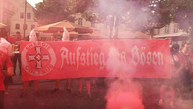 Cottbus-Fans maskieren sich mit weißen Kapuzen im Stil des Ku-Klux-Klans. (Quelle: facebook.com/Cottbus-schaut-hin-1334683443238188/)