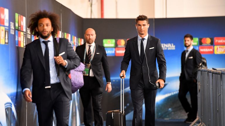 Auch im Anzug und ohne Fußballschuhe wirkt Cristiano Ronaldo total fokussiert und konzentriert.