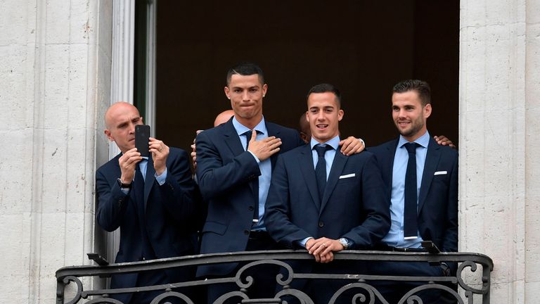 Cristiano Ronaldo wird mit lauten ''Cristiano, Cristiano''- und ''Cristiano, bleib''-Rufen gefeiert.