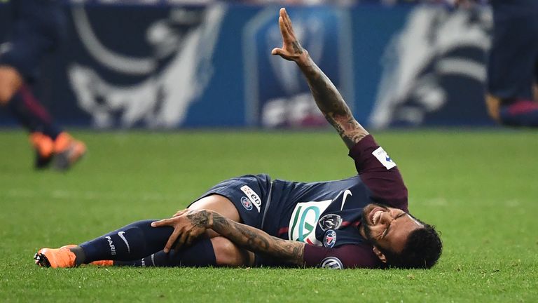 Dani Alves liegt im französischen Pokalfinale verletzt auf dem Rasen.