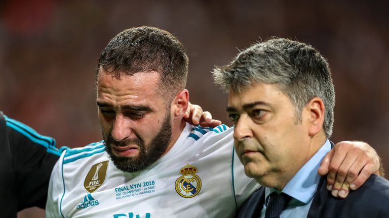 Ebenfalls mit den Folgen des Champions League Finales hat Daniel Carvajal zu kämpfen. Der spanische Rechtsverteidiger zieht sich gegen Liverpool eine Muskelverletzung zu, verlässt unter Tränen den Platz. 