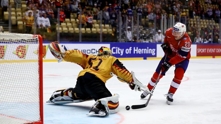 Timo Pielmeier (l.) kassiert den entscheidenden Treffer der Norweger im Penaltyschießen.