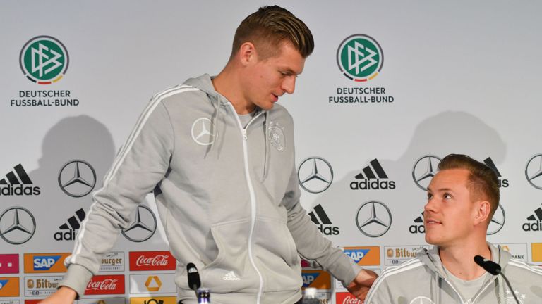Die restlichen Legionäre: Keeper Marc-Andre ter Stegen (FC Barcelona), Toni Kroos (Real Madrid), Sami Khedira (Juventus Turin), Julian Draxler und Kevin Trapp (beide PSG). 