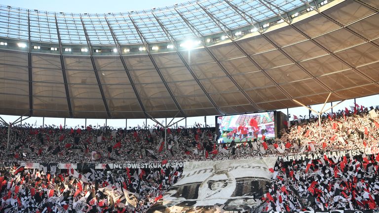 "Totgesagte leben länger": Die Fans von Eintracht Frankfurt erinnern vor dem Finale gegen die Bayern an die  bisherigen und lange zurückliegenden Siege der Hessen im DFB-Pokal.