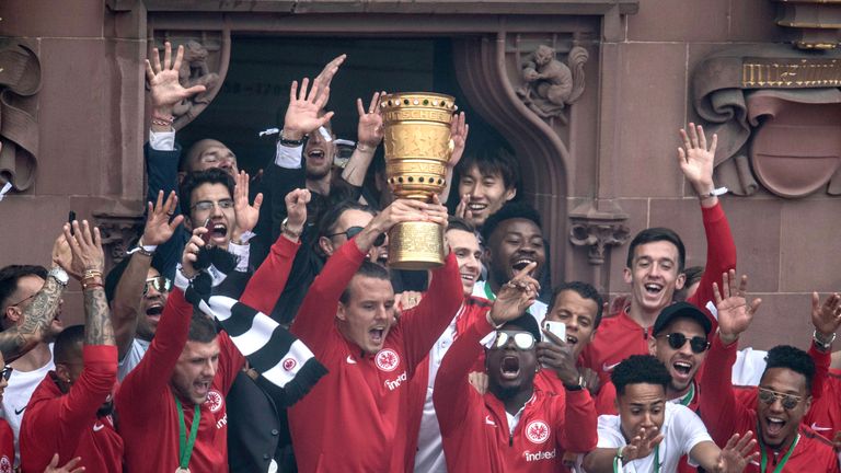 Eintracht Frankfurt feiert nach 30 Jahren wieder einen Titel. Im DFB-Pokal-Finale schlagen die Hessen den FC Bayern München mit 3:1. Einen Tag nach dem Triumph präsentiert das Team die Trophäe am Römer in Frankfurt.