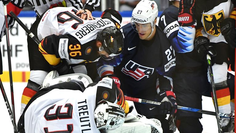 Deutschlands Torwart Niklas Treutle liegt im Spiel gegen die USA auf dem Eis.