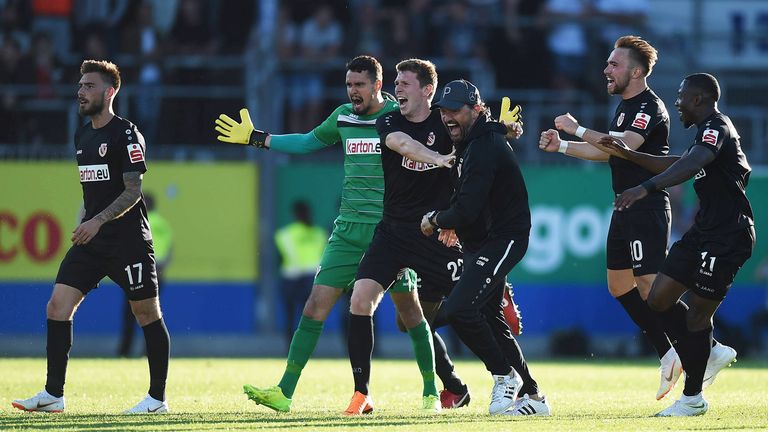 Claus-Dieter Wollitz jubelt mit seiner Mannschaft.