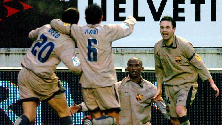 Auf einen Titel muss Iniesta (r.) aber noch etwas warten. 2005 erringt er mit Samuel Eto'o, Xavi und Deco seine erste Meisterschaft mit dem FC Barcelona. Es sollten aber noch zahlreiche weitere folgen.