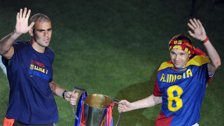 So etwa in der Saison 2008/09, in der Iniesta mit Keeper Victor Valdes (l.) den Pokalsieg in Spanien bejubeln darf. In dieser Spielzeit bleibt es aber nicht dabei, denn ...