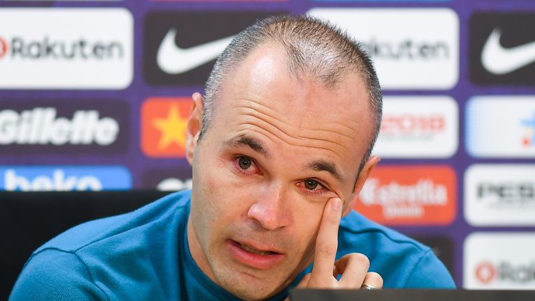 Fürs erste wird allerdings keine weitere Trophäe hinzukommen, denn Iniesta verkündet auf einer emotionalen Pressekonferenz seinen Rücktritt beim FC Barcelona. Wie und wo es für den 34-Jährigen weitergeht, ist noch unklar. 