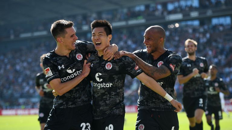 Yi-Young Park (Mitte) sichert dem FC St. Pauli durch seinen Treffer zum 1:0 gegen Arminia Bielefeld den Klassenerhalt.