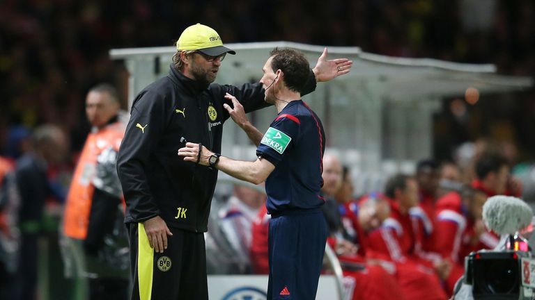 Während des Endspiels hatte Klopp vor allem mit Referee Florian Meyer Redebedarf, weil...