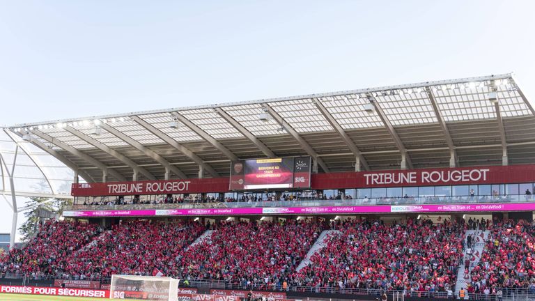 Im Stade Gaston-Gérard in Frankreich können 16098 Zuschauer die Heimspiele von FCO Dijon verfolgen.